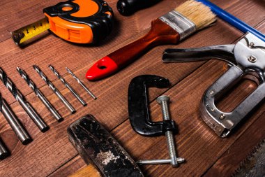 Ahşap bir masa üzerinde el araçlar kümesi