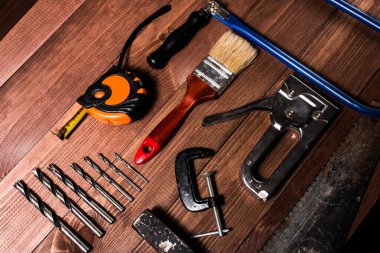 Ahşap bir masa üzerinde el araçlar kümesi