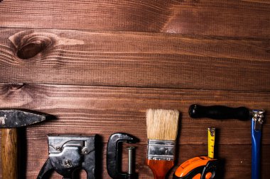 Ahşap bir masa üzerinde el araçlar kümesi