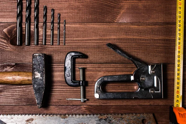 Set di utensili manuali su un tavolo di legno — Foto Stock