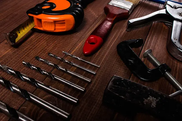 Ahşap bir masa üzerinde el araçlar kümesi