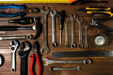 Ahşap bir masa üzerinde el araçlar kümesi