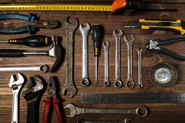 Ahşap bir masa üzerinde el araçlar kümesi
