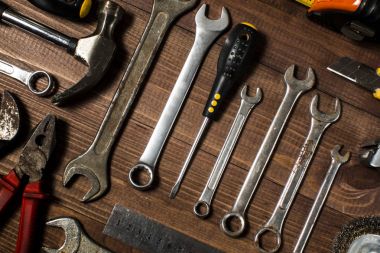 Ahşap bir masa üzerinde el araçlar kümesi