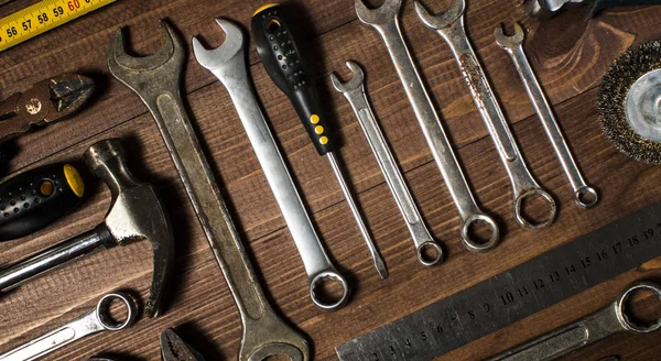 Zestaw narzędzi ręcznych na drewnianym stole — Zdjęcie stockowe