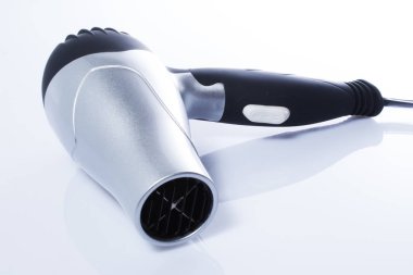 Saç kurutma makinesi beyaza izole edilmiş.