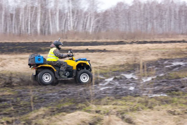 ATV на соревнованиях в сибирском городе Омске в апреле 2017 года. Гонки на непроходимой местности — стоковое фото