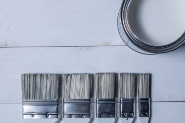 Kutular Ahşap bir masa üzerinde boya ile yakınındaki birçok Boya fırçaları