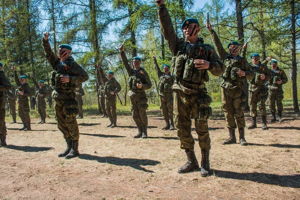 Demonstracja występy żołnierzy wojska powietrznodesantowe Federacji Rosyjskiej na wielki dzień zwycięstwa w Omsku 9 maja 2017 r. — Zdjęcie stockowe