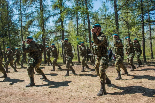 Demonstracja występy żołnierzy wojska powietrznodesantowe Federacji Rosyjskiej na wielki dzień zwycięstwa w Omsku 9 maja 2017 r. — Zdjęcie stockowe