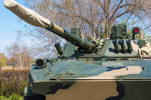 Фрагмент русского танка на фоне голубого неба — стоковое фото