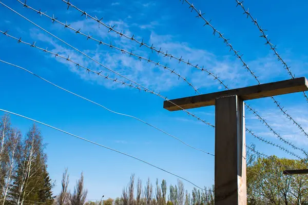 Pólos com arame farpado na fronteira do estado e torre de observação — Fotografia de Stock
