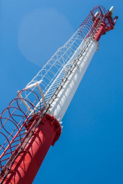Sinyal kule Gsm, telekomünikasyon Kulesi ve mavi gökyüzü