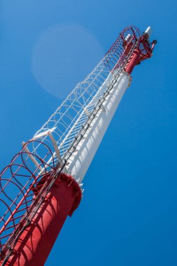 Sinyal kule Gsm, telekomünikasyon Kulesi ve mavi gökyüzü