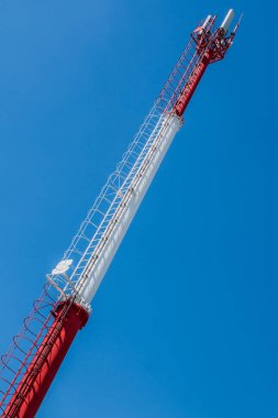 Sinyal kule Gsm, telekomünikasyon Kulesi ve mavi gökyüzü
