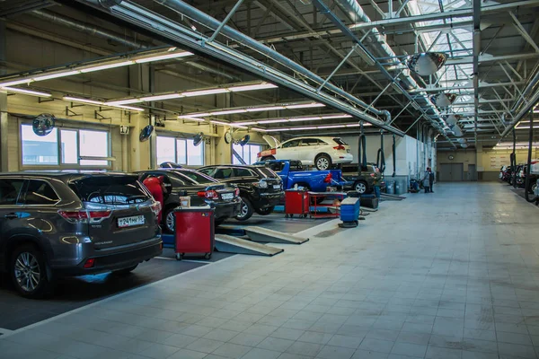 Огромный гараж для ремонта автомобилей с оборудованием — стоковое фото