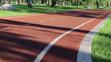 Pembe elbiseleri bir kız paten parkta akşam kaymaktadır.