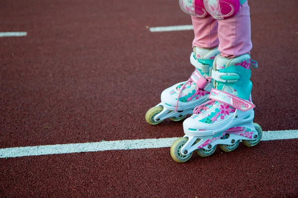 Un fragment de jambes d'enfants en patins à roulettes sur une piste cyclable — Photo