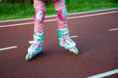 Çocuk tekerlekli paten Bisiklet yol üzerindeki bacaklarda bir parçası