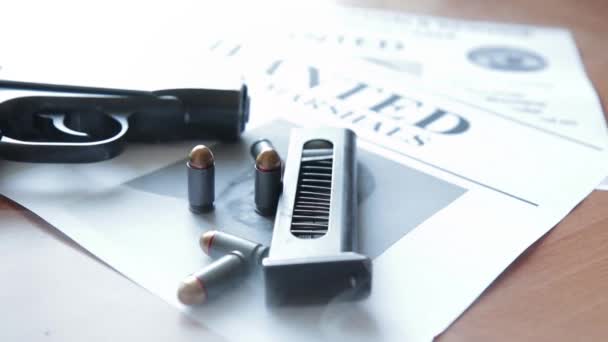 Eine Ankündigung über die Suche nach einem Verbrecher auf dem Tisch des Kopfgeldjägers, eine Kampfpistole, Patronen — Stockvideo