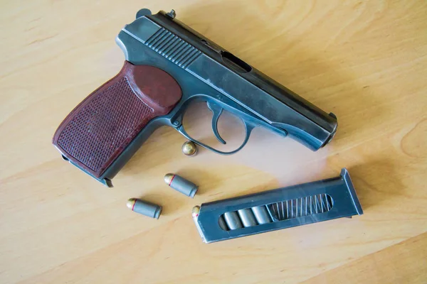 Russische 9mm pistool Pm Makarov op de tafel met holster, riem en leeg pistool houder — Stockfoto