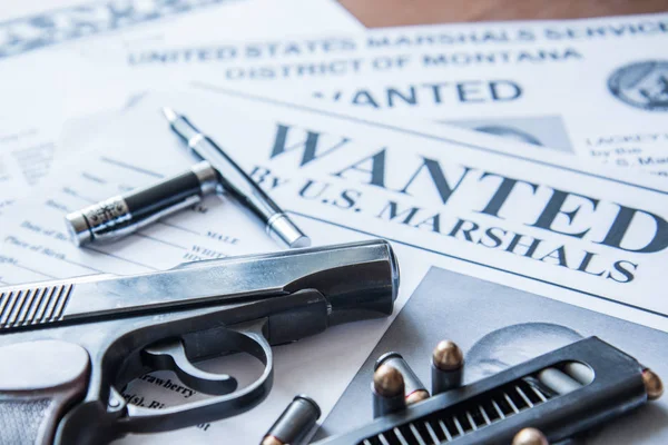 Ödül avcısı, bir mücadele tabanca, kartuşları masada bir suçlu için arama hakkında bir duyuru