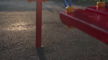 Bir salıncak ile zincir yalnız kalan boş bir parkta günbatımında insanlar olmadan. Yalnızlık duygusu