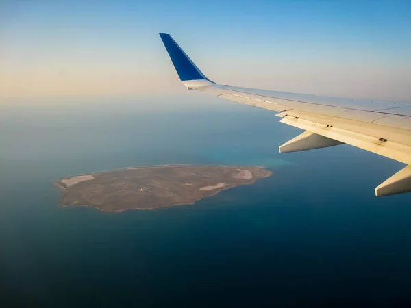 페르시아는 비행의 높이에서 두바이 Uae의 해안 떨어져 있는 무인도 모래 — 스톡 사진