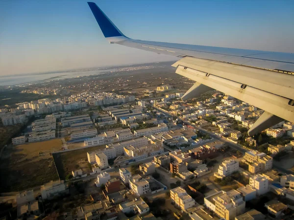 두바이 아랍 에미리트 연방, 도시와 비행 고도에서 페르시아만에서 여객기의 착륙 — 스톡 사진