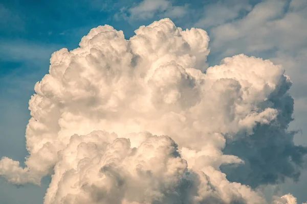 Stunningly large cloud — Stock Photo, Image