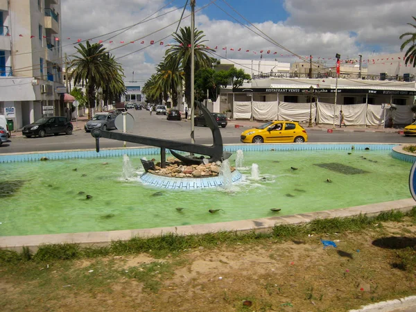 Street och kajen i Tunisien i klart väder juli 2013 — Stockfoto