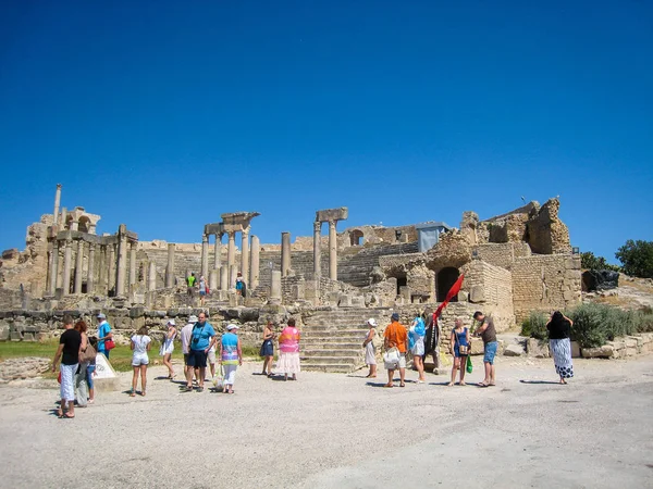Turistas ven las ruinas de una antigua ciudad en Túnez — Foto de Stock