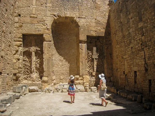 Ruínas de um antigo povoado no deserto da Tunísia. O património cultural do Norte de África — Fotografia de Stock
