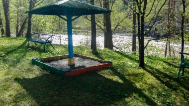 Turist Altay dağlarında temel. Sibirya Rusya. Manzara