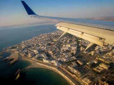 Dubai UAE, görünümü bir uçuş yüksekliği üzerinden Basra Körfezi ve kentin yolcu uçaklarının iniş