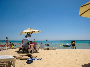 İnsanlar otel beach üzerinde bekletin. Yaz 2013 yıl