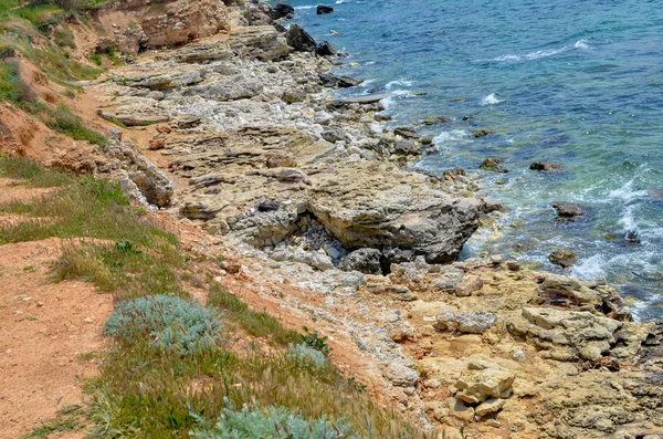 Las playas empinadas, agudas, de piedra en la costa del Mar Negro, en las proximidades de la ciudad Sebastopol de la República de la Crimea, 2017 —  Fotos de Stock