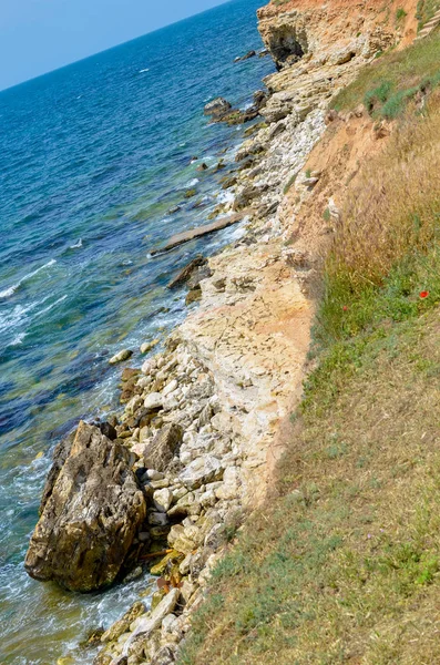 Las playas empinadas, agudas, de piedra en la costa del Mar Negro, en las proximidades de la ciudad Sebastopol de la República de la Crimea, 2017 —  Fotos de Stock