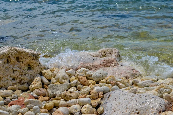 Praias íngremes, afiadas e de pedra na costa do Mar Negro, nas proximidades da cidade de Sevastopol da República da Crimeia, 2017 — Fotografia de Stock