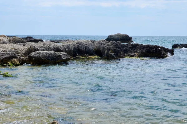 Strmé, ostré, kamenné pláže na pobřeží Černého moře, v blízkosti města Sevastopol republiky Krym, 2017 — Stock fotografie