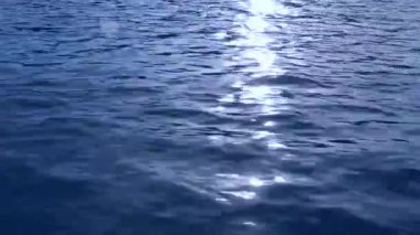 Kameranın su doku denizin dalgaları ve su sıçramalarına teknenin gövdesinden olmadan mavi bir renk ile birlikte ileri hızlı hareket. Suda güneş ışınlarının gün batımında yansıtacak.