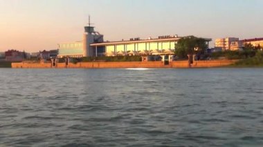 Şehir nehir istasyonu şehrin teknenin kenarında batımında çekim Sibirya, Rusya, Bina