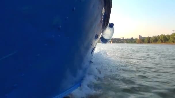 Lo scafo della barca blu sul lato sinistro, il movimento lungo il fiume con il bel tempo senza grandi onde — Video Stock