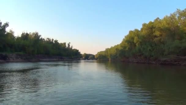 Verkehr auf dem schmalen Boot auf dem sibirischen Fluss entlang der Wüstenküste im Sommer — Stockvideo