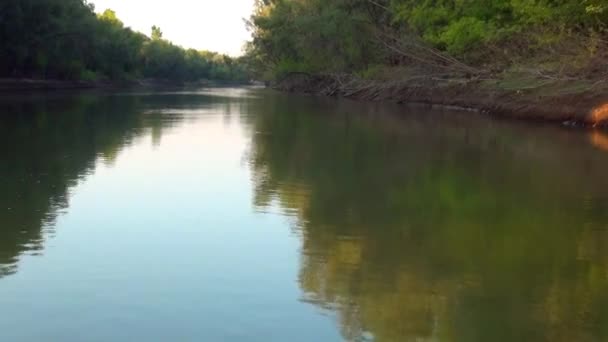 Trafic sur le bateau étroit sur la rivière sibérienne le long d'une côte désertique en été — Video