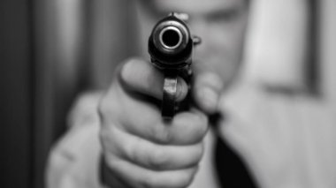 Bir kiralık katil, terörist veya siyah savaş silahlı siyah maskeli bir polis
