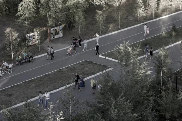En bild av park gränden från höjden av attraktion, som många glada människor gå tillsammans med sina familjer — Stockfoto