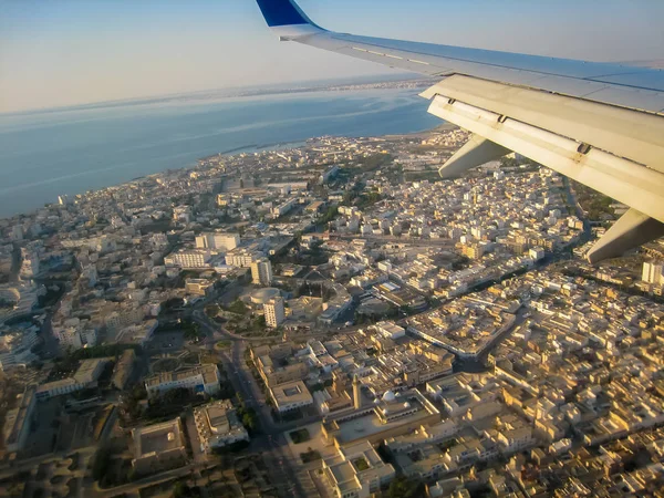 ドバイ アラブ首長国連邦、都市および飛行高度からペルシャ湾のビューで旅客機の着陸 — ストック写真