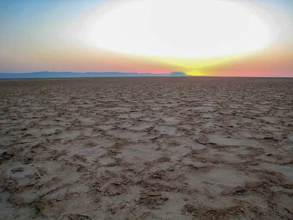 Puesta de sol en el desierto de los Emiratos Árabes Unidos en los suburbios de Dubai —  Fotos de Stock