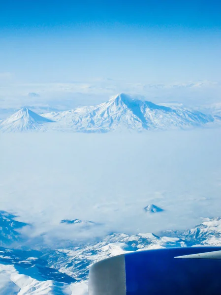 从飞机的高度飞行的全景在 Elbrus 的谷和登上 Elbrus 在俄国的北高加索在冬天 — 图库照片